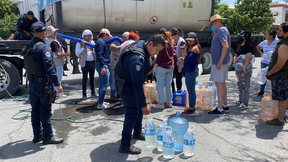 Reparte agua Policía de Guadalupe a familias afectadas por cortes