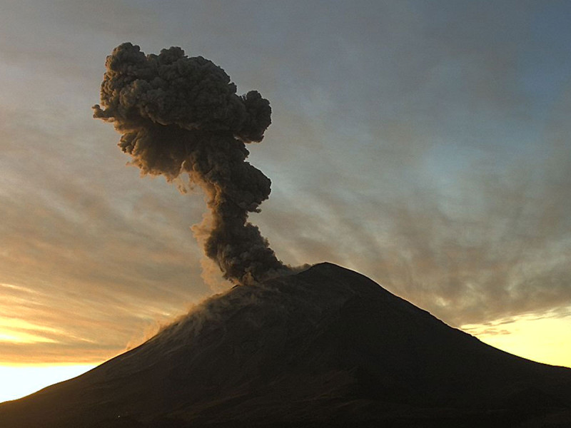 Captan impactante explosión del Popocatépetl; van 3 estallidos y hay fumarola