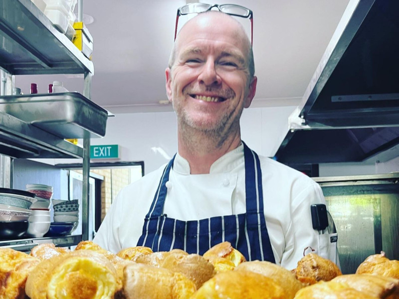 Chef prohíbe a los veganos ir su restaurante tras recibir crítica; dice que fue ‘por salud mental’