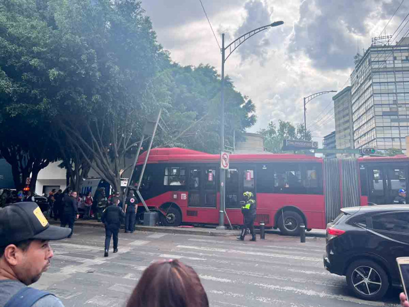 Deja 20 lesionados, choque de Metrobús contra un árbol en Insurgentes