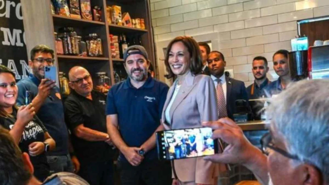 Kamala Harris degustó el sabor de la arepa venezolana en Miami