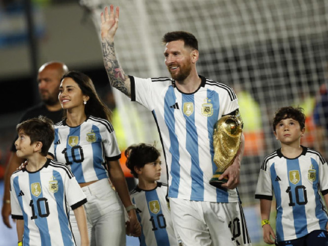 Selección de Argentina rinde homenaje en vida a Lionel Messi