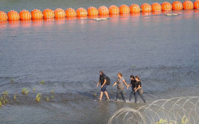 Juez ordena a Texas retirar barrera de boyas en frontera con México