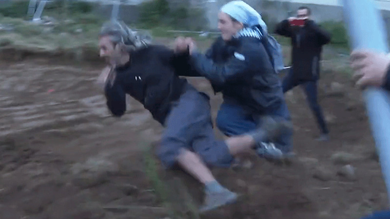 Francia: Monja taclea a manifestante tras oponerse a construir nueva iglesia