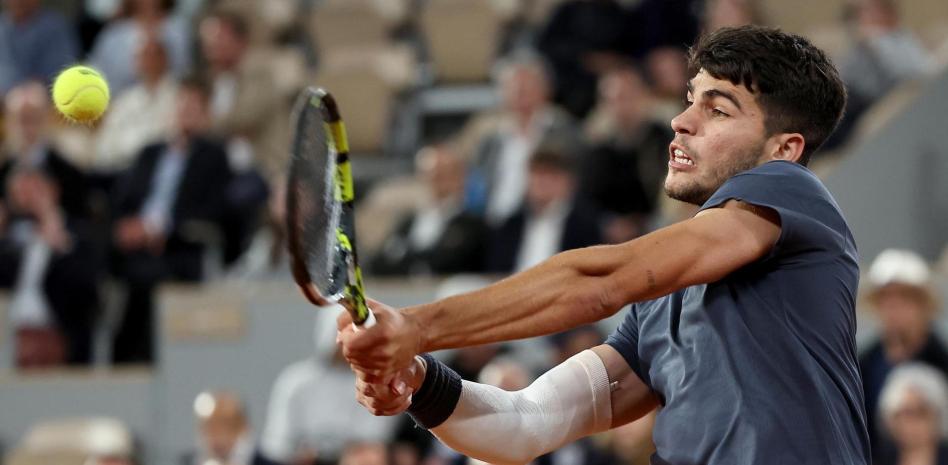 Alcaraz sufre para lograr su vigésima victoria del año