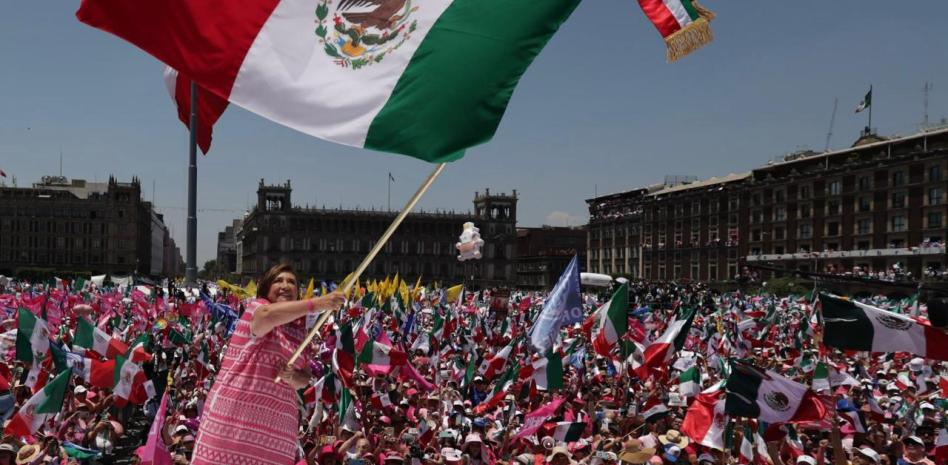 Desborda Marea Rosa el Zócalo; arrasa hasta a la CNTE y la repliega