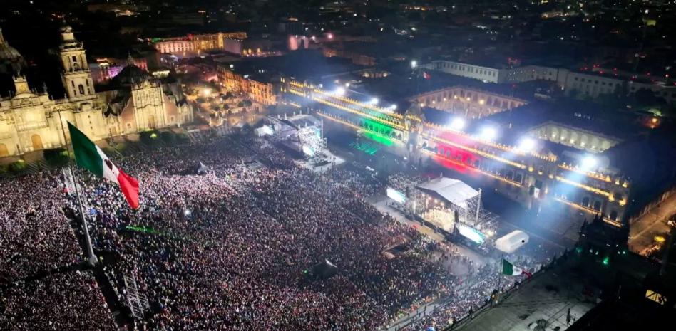 “Viva la Cuarta Transformación”, grita por primera y última vez AMLO en el Zócalo