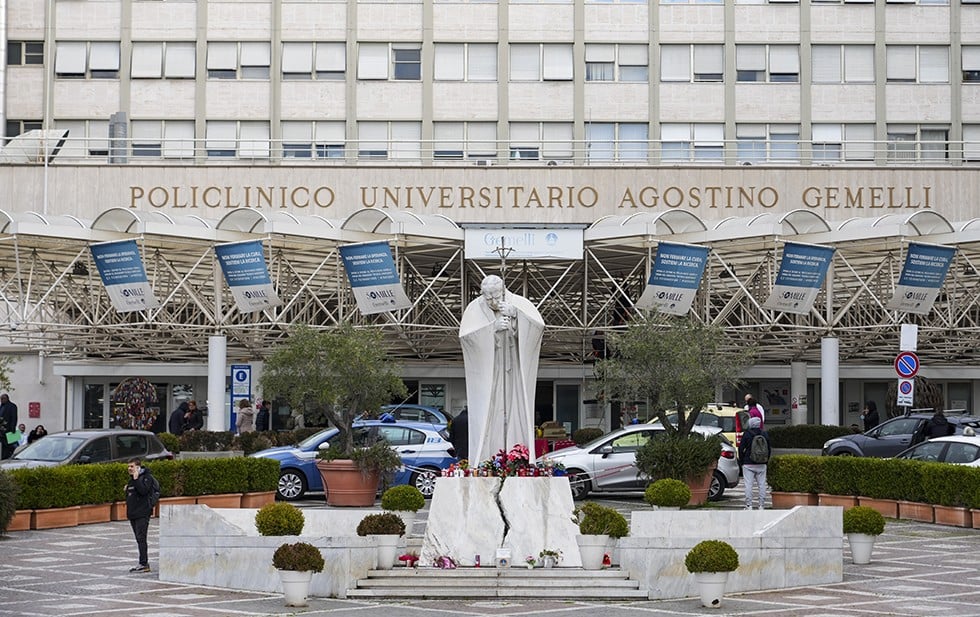 El papa permanecerá hospitalizado por un “cuadro clínico complejo”