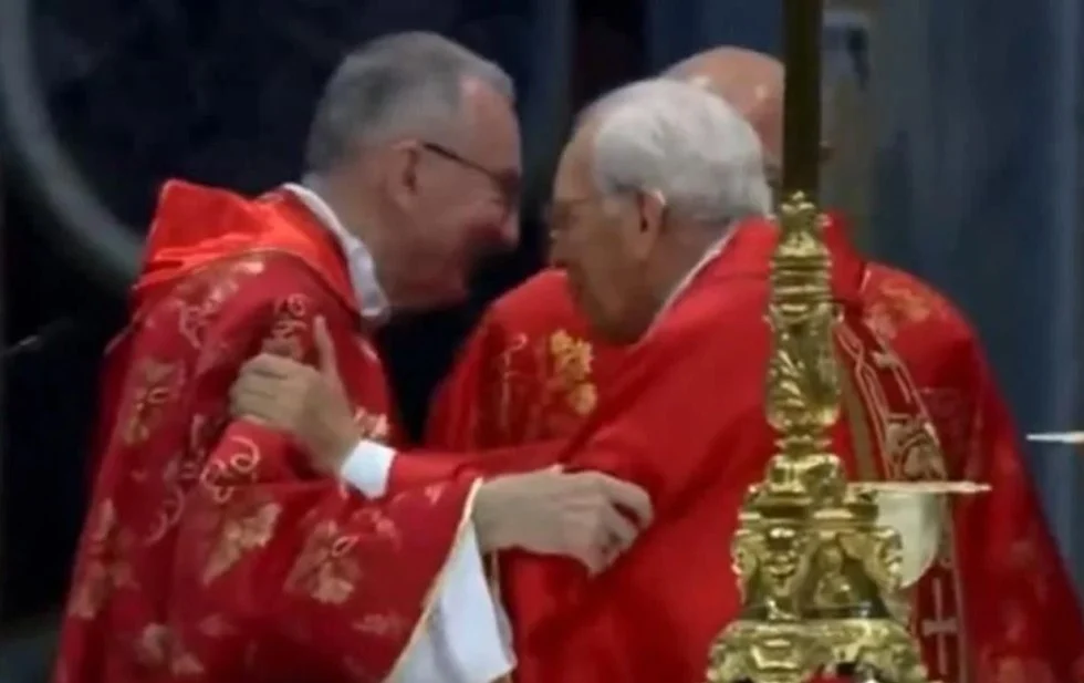 El abrazo que despertó intriga en el cónclave